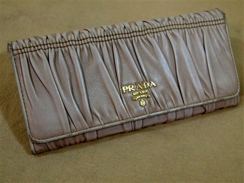 PRADA ラム革のギャザー長財布の修理 | ブランド病院 鞄・財布の修理外科