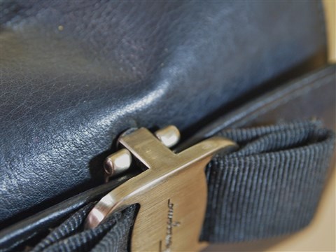 フェラガモ財布のリボン交換と修理 | ブランド病院 鞄・財布の修理外科