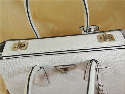 prada tote (2)